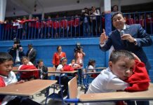 El presidente de Guatemala, Jimmy Morales, con escolares