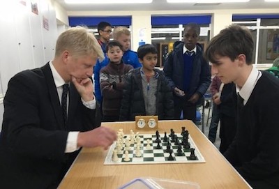jo-johnson-juega-ajedrez-edwin Política y Ajedrez (IV)