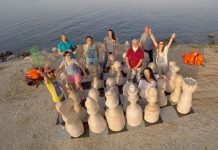 Ajedrez gigante desplegado con los voluntarios y la artista.