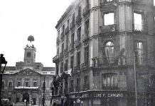 Madrid, la Puerta del Sol en 1938, con el reloj al fondo