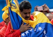 Nicolás Maduro abraza la bandera venezolana