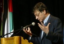 Mahmoud Darwish en un acto político