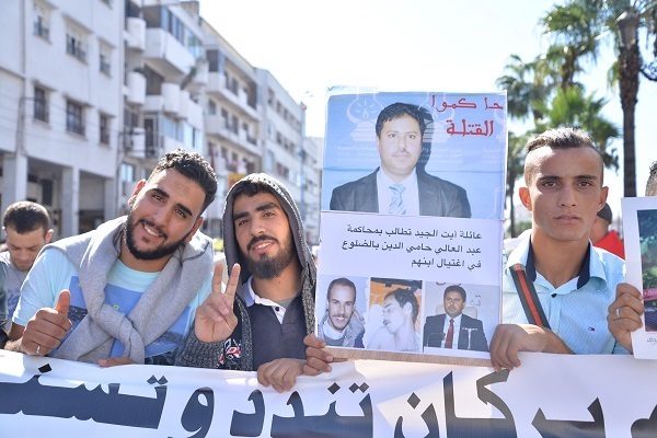 manifestantes-cartel-hamieddine-600x400 Polémica en el partido del Gobierno de Marruecos por el despido de tres periodistas