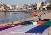 Manu Mielniezuk: Hugo Israel planta sus quince toallas en una playa de Mallorca