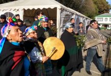 Representantes de los pueblos mapuche, lonko y machi, durante la izada de bandera en la plaza de Armas de Vilcún, a 700 kilómetros al sur de Santiago, en uno de los numerosos actos que se realizaron en Chile el 24 de junio, declarado fiesta nacional por el We Tripantu, el año nuevo mapuche. Crédito: Mirna Concha/IPS