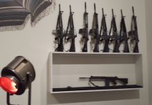 Marcel Broodthaers: instalación de armas y sombrillas en el MoMA