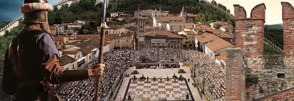 marostica-plaza-del-castillo-600x206 Ajedrez viviente en dos pueblos italianos: Crevacuore y Marostica