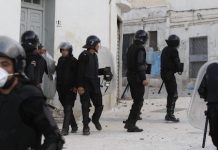 Policía marroquí vigilando tras soltar gases en las calles de la capital del Rif.