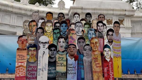 mexico-ayotzinapa-3-pancarta Ayotzinapa: queda mucho para esclarecer los hechos y saber el paradero de los estudiantes