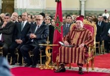 El rey Mohamed VI junto al ya exjefe de Gobierno, Abdelilá Benkirán y otros miembros del Gobierno.