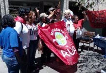 Activistas protestan durante el foro social "Resistencia a Hábitat III" en la Universidad Central del Ecuador, que acogió el encuentro paralelo a la cumbre de Hábitat III y que participaron 100 organizaciones de más de 30 países para debatir sobre cómo avanzar en el derecho a la ciudad para todos. Crédito: Emilio Godoy/IPS