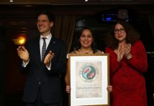 Mozn Hassan recibe el Premio Right Livelihood en El Cairo