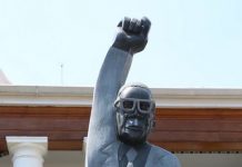 Mugabe, estatua