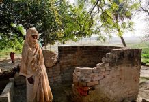 Una mujer dalit junto al baño de una casa de casta alta en la localidad india de Mainpuri, donde se produjeron actos de violencia contra quienes intentan abandonar la profesión de "recolectoras manuales" de heces. Crédito: Shai Venkatraman/IPS