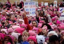 Mujeres marchan en Washington con gorros rosas por las declaraciones contra las mujeres de Donald Trump