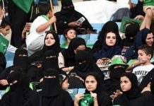 Mujeres saudíes por primera vez en las gradas del estadio Rey Fahd