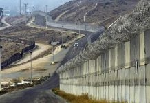 Vista parcial del muro en la frontera de EE.UU. con México