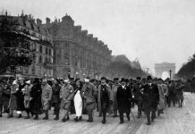 Mutilados de la Primera Guerra Mundial desfilan en París el 11 de noviembre de 1918