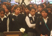 Alumnas de un centro de educación secundaria, durante un funeral por un estudiante asesinado en julio de 2014, en un pueblo del estado de Puebla, en México. Crédito: Daniela Pastrana /IPS