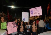 Jóvenes con distintos carteles contra la violencia hacia las mujeres, durante la multitudinaria concentración bajo el lema "Ni una menos" del 3 de junio, en la capital de Argentina. Crédito: Ana Currarino / IPS