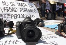 Pancarta con el lema "no se mata la verdad matando periodistas"
