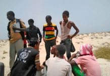 El personal de la Organización Internacional de las Migraciones (OIM) asiste a migrantes etíopes y somalíes lanzados por la borda por los traficantes de personas.