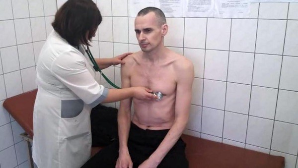 oleg-sentsov-enfermería Oleg Sentsov abandona la huelga de hambre para que no le alimenten a la fuerza