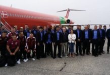 La plantilla del Ostende ante el avión que debía llevarles a Marsella.