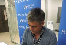 Adriana Bianco: Pablo Simonetti firma una dedicatoria en la Feria del Libro de Miami