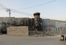 En el territorio palestino de Cisjordania, un "muro de seguridad" de ocho metros de alto rodea parte del campamento de refugiados palestinos Aida, 1,5 kilómetros al norte de Belén. Crédito: Fabiola Ortiz/IPS.