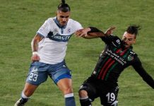 Disputa de una jugada del partido entre Universidad Católica y Palestino.