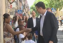 Pedro Sánchez cruza las manos con un niño negro y su madre en la campaña electoral de junio de 2016