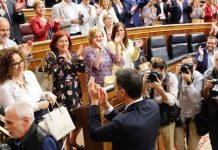 Pedro Sánchez comparte aplausos con su grupo parlamentario tras ser investido como presidente de España el 1 de junio de 2018