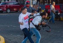 Fotoperiodista agredido en Nicaragua por un elemento parapolicial que se desplazaba en motocicleta (cortesía)