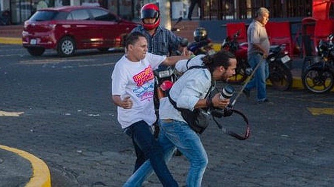 periodista-agredido-parapolicia Ataques y amenazas a periodistas y medios de comunicación en Nicaragua