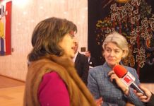 periodista y la directora general de la Unesco, Irina Bokova (a la derecha). Crédito: AD McKenzie / IPS