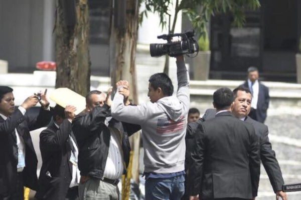 periodistas-agredidos-escolta-presidente-guatemala-600x400 Periodismo en Guatemala enfrenta violencia institucional