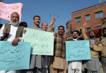 Periodistas pakistaníes en Peshawar, capital de Jyber Pajtunjwa, protestan por el atentado contra el diario Dawn News, cerca del Club de la Prensa near en november de 2016. Crédito: Ashfaq Yusufzai/IPS