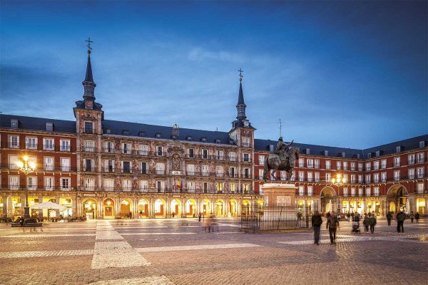 plaza-mayor-de-Madrid-600x400 100.000 poemas lloverán sobre la plaza Mayor de Madrid