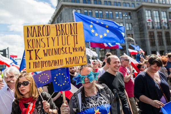 polonia-varsovia-manifestaciones Polonia : el Tribunal Constitucional se pronuncia en contra de la supremacía del derecho de la UE