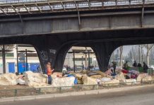 Porte Chapelle: bloques de piedras colocados por la alcaldía de París para impedir la acampada de inmigrantes