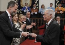Feliz VI en el momento de entregar el Premio Cervantes a Eduardo Mendoza, en el Paraninfo de la Universidad de Alcalá de Henares.