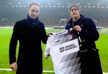 Los dos presidentes, el visitante, Oliver Mintzlaff y el local, Oke Gottlich muestran la camiseta antes de empezar el partido.