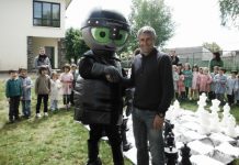 Quique Setién con la mascota Xaquedrim, rodeado de niños. Foto: Club Xaquedrum