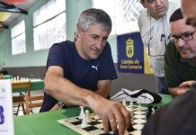 Quique Setién jugando al ajedrez en Las Palmas