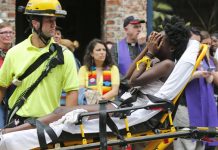 Personal sanitario atiende a las personas dañadas por racistas en Charlottesville