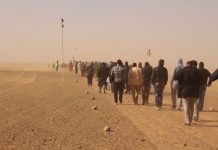 Refugiados saharauis cruzan la frontera con Argelia