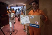 21/06/2016. Greenpeace entrega ocho millones de firmas por el Ártico a la Comisión Ospar reunida en Puerto de la Cruz, Tenerife. © Pedro Armestre