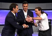 Cruce de manos entre Albert Rivera, Pedro Sánchez y Pablo Iglesias en el debate electoral