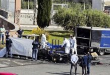 Restos de la furgoneta incendiada en el momento en que rescatan los restos de Elizabeth, Francesca y Angelica Hainovic, de 20, ocho y cuatro años de edad.